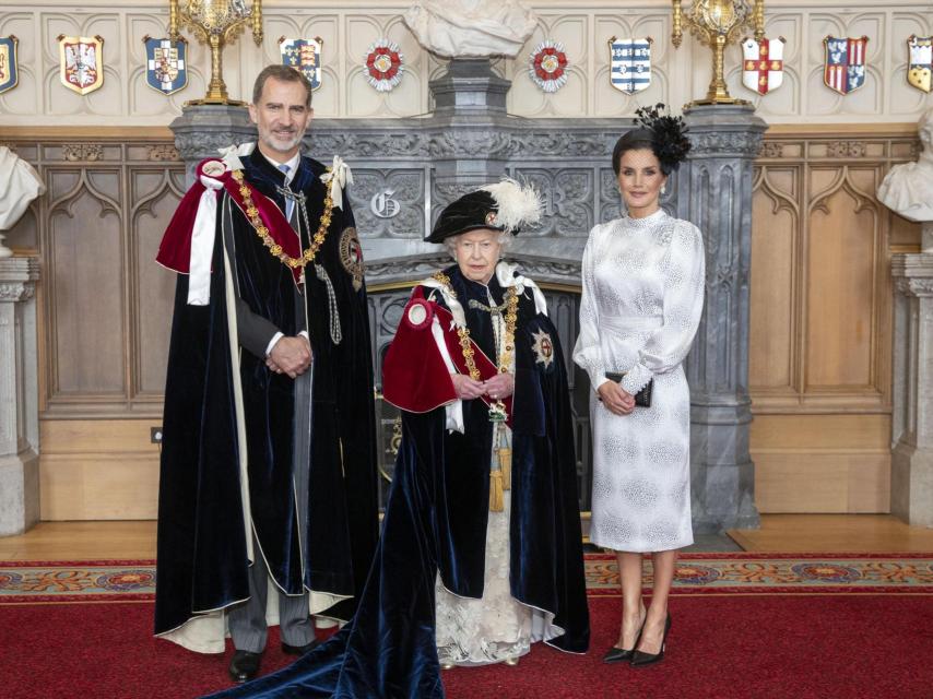 La reina Letizia, de Cherubina, junto a Isabel II y el rey Felipe VI en Windsor.