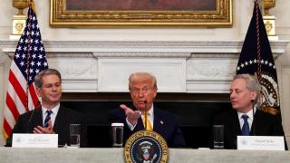 El presidente de Estados Unidos, Donald Trump, habla junto al zar de las criptomonedas, David Sacks, y el secretario del Tesoro de Estados Unidos, Scott Bessent.