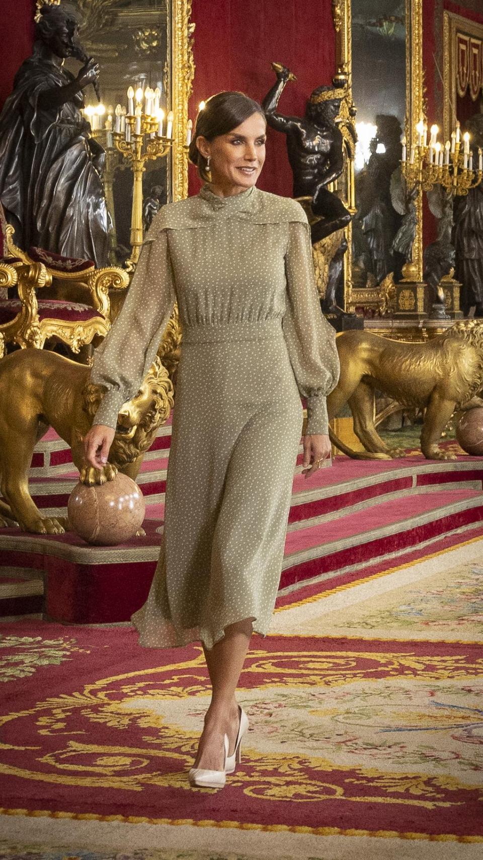 La reina Letizia, el 12 de octubre de 2022, con vestido de Vogana.