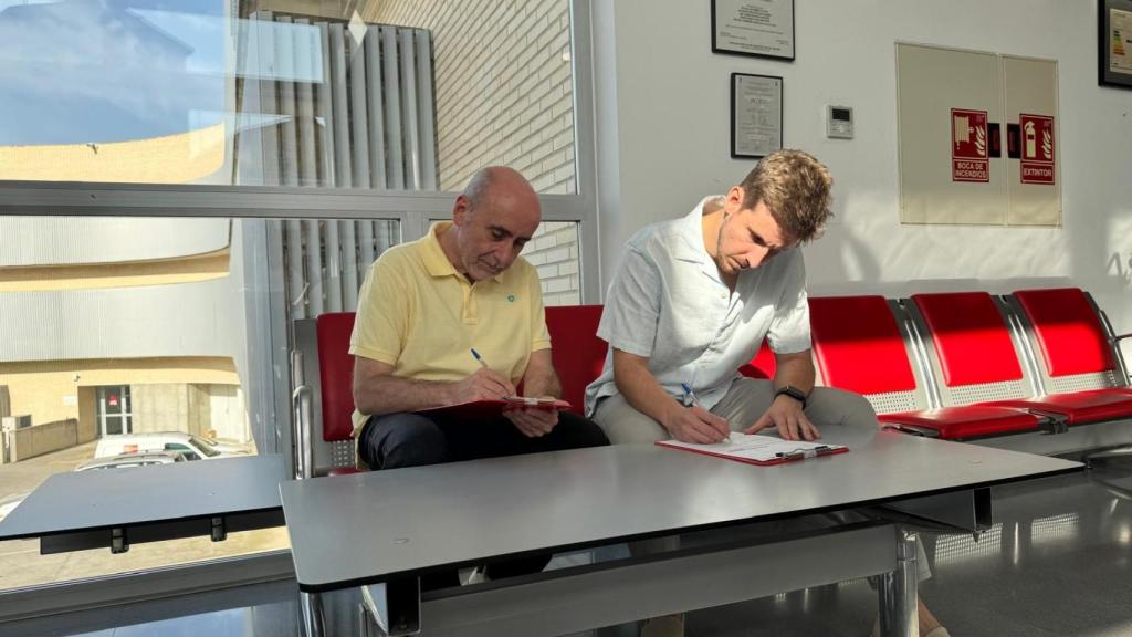 Eugenio y Mario Mingo rellenado el formulario de donantes de sangre