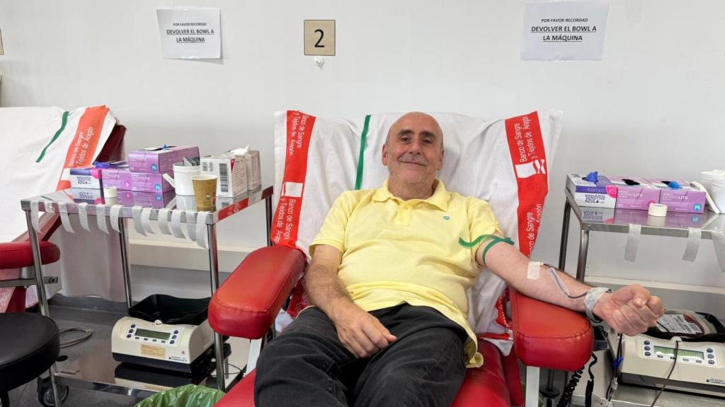Eugenio Mingo donando sangre en el Banco de Sangre y Tejidos de Aragón