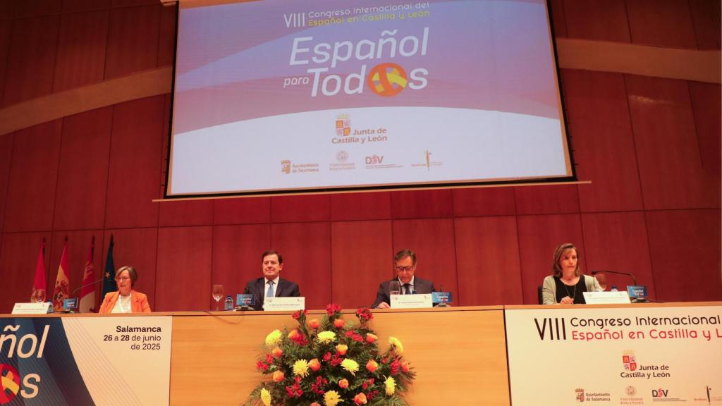 La portavoz de la Asociación Alemana del Profesorado de Español, Virtudes González, el presidente de la Junta de Castilla y León, Alfonso Fernández Mañueco, el alcalde de Salamanca, Carlos García Carbayo y la vicerrectora de Estudios de Grado y Calidad, Bertha Gutiérrez