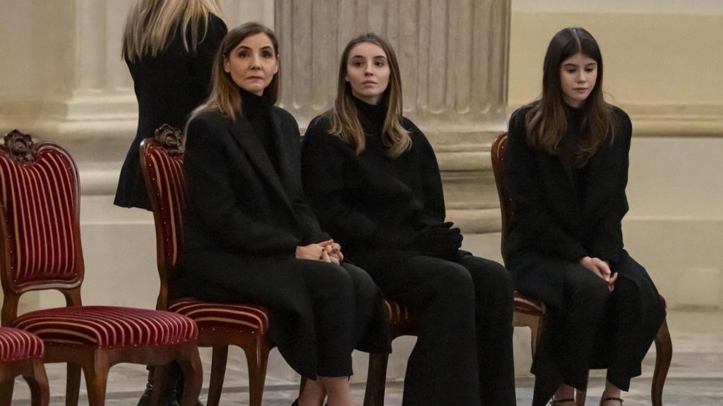 Clotilde Courau, con sus hijas Victoria y Luisa de Saboya en el funeral de Víctor Manuel de Saboya, el 9 de febrero de 2024 en la ciudad italiana de Turín.
