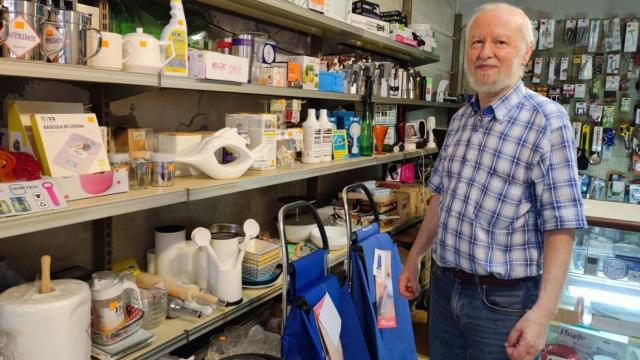 Roberto Taracido, en el establecimiento que abrió hace 41 años en la calle de la Torre de A Coruña.