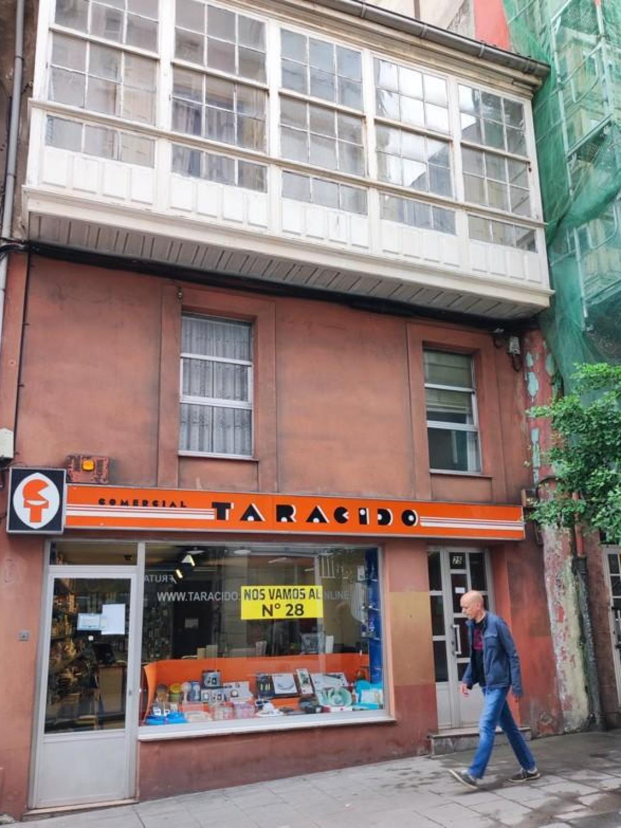 Edificio con el bajo de Taracido, que será rehabilitado.