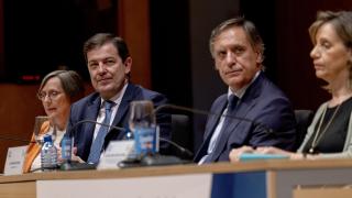 La portavoz de la Asociación Alemana del Profesorado de Español, Virtudes González, el presidente de la Junta de Castilla y León, Alfonso Fernández Mañueco, el alcalde de Salamanca, Carlos García Carbayo y la vicerrectora de Estudios de Grado y Calidad, Bertha Gutiérrez