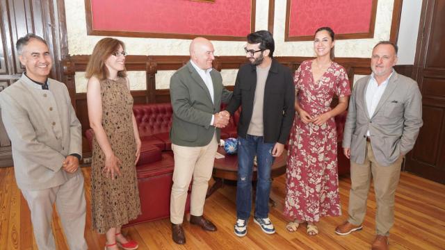 Reunión con el productor indio que grabará en Valladolid