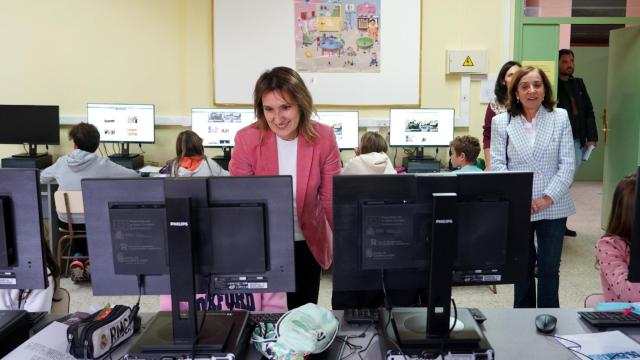 consejera de Educación, Rocío Lucas, visita el colegio ‘Federico García Lorca’, donde ofrece datos sobre las últimas inversiones realizadas en tecnología por su departamento.