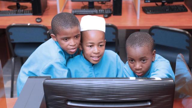 Unos niños, ante una pantalla de ordenador.