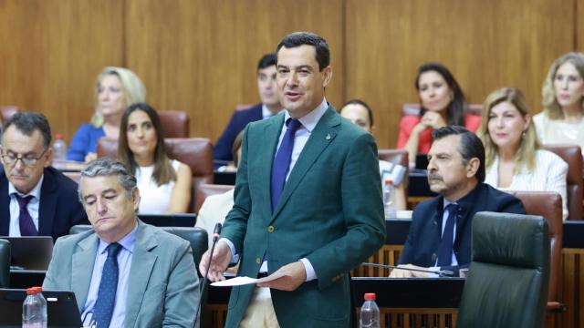 Juanma Moreno, presidente de la Junta de Andalucía, en el Parlamento.