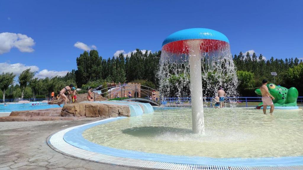 Zona de agua infantil en las piscinas de Valencia de Don Juan (León)
