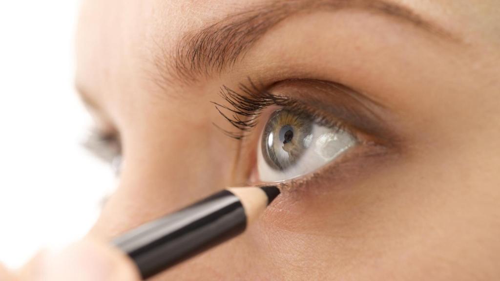 Imagen de archivo de una mujer pintándose el ojo.