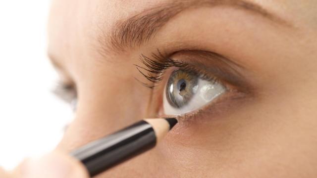 Imagen de archivo de una mujer pintándose el ojo.