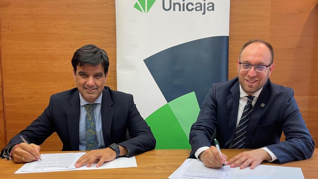 El alcalde, Marcos Iglesias, y el director territorial de Unicaja en Castilla y León, Manuel Rubio