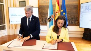 Momento de la firma del convenio para el centro de salud de Santa Lucía en A Coruña entre Alfonso Rueda e Inés Rey