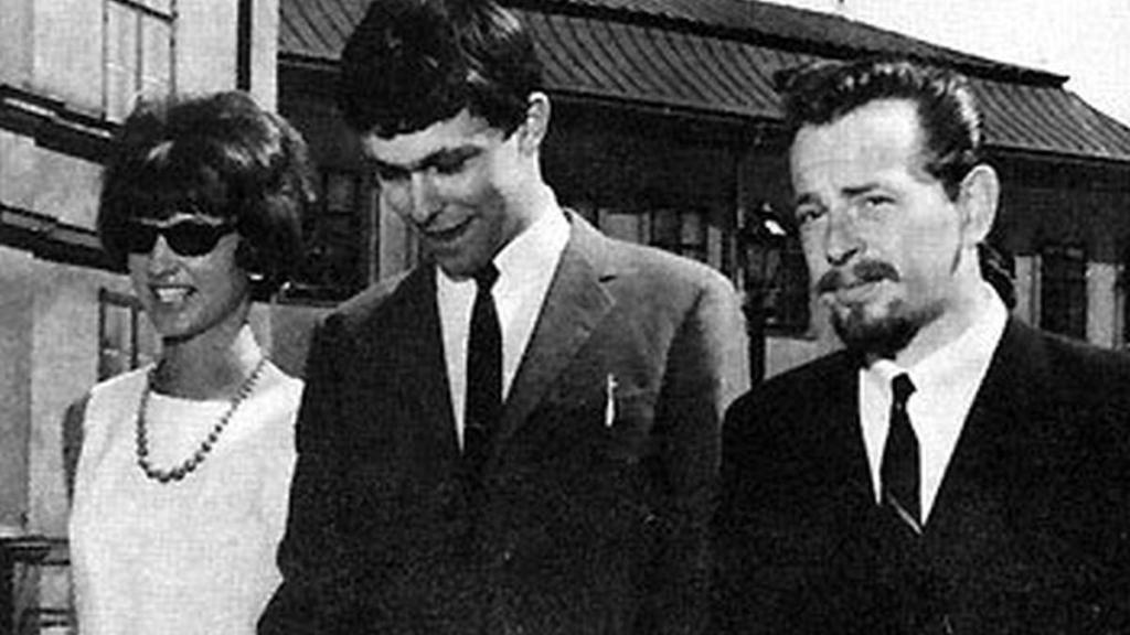 Olofsson camino al juzgado en 1967, con su entonces prometida (izquierda) y esposado a un policía (derecha).