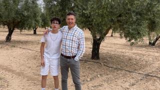 José Daniel Rodríguez, junto a su hijo en sus cultivos de almendros.