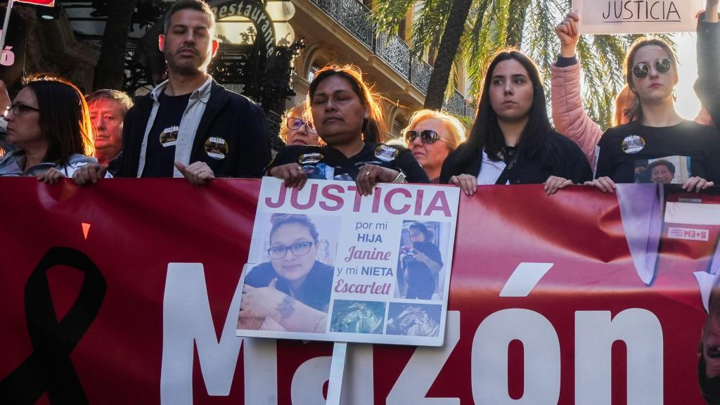 Cartel que llevan los familiares de la fallecida embarazada en la dana, en la sexta manifestación por la gestión de la tragedia. Europa Press / Jorge Gil