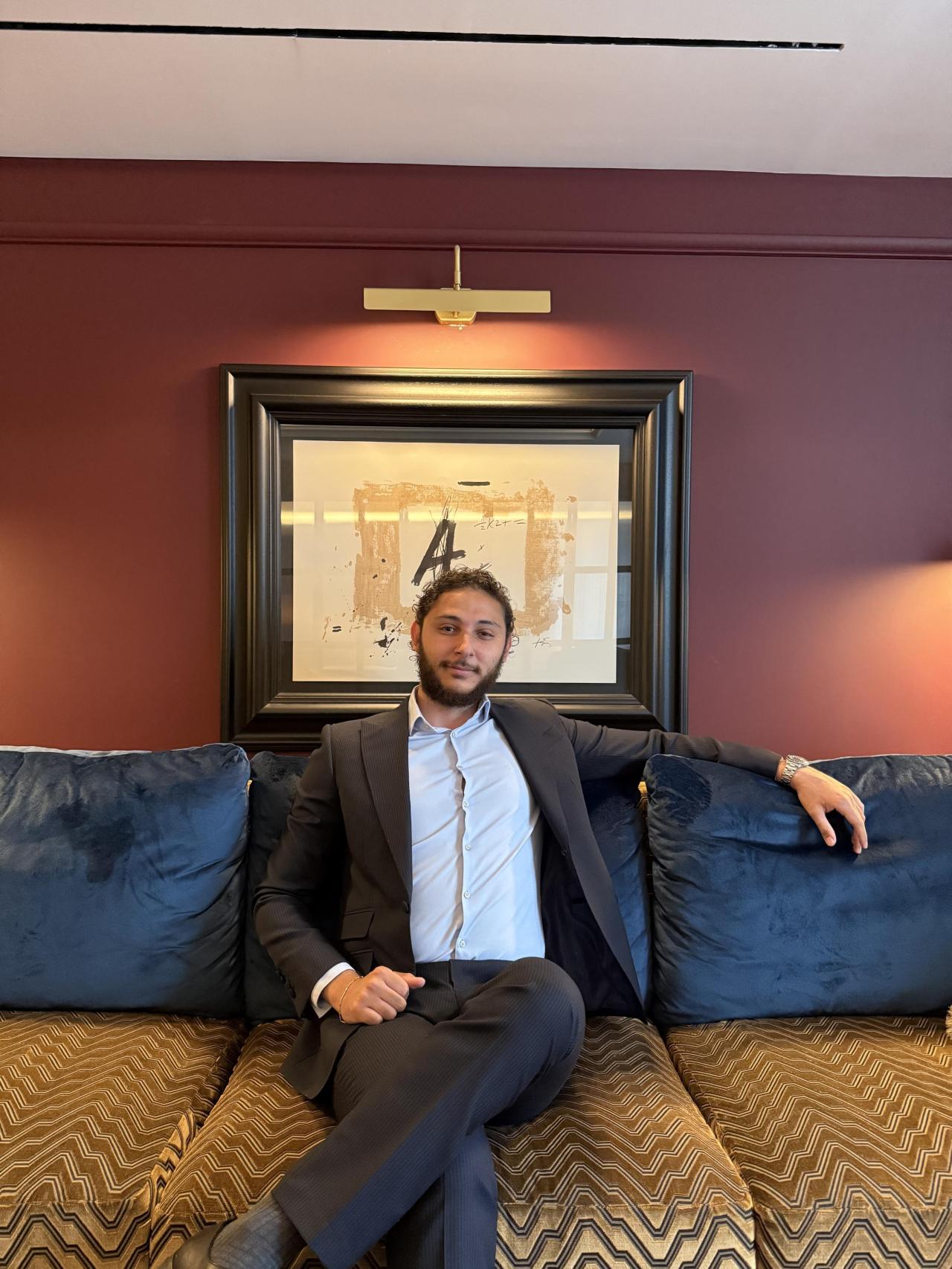 Antonio Maya Santiago, sentado en un sofá del Hotel Palace.