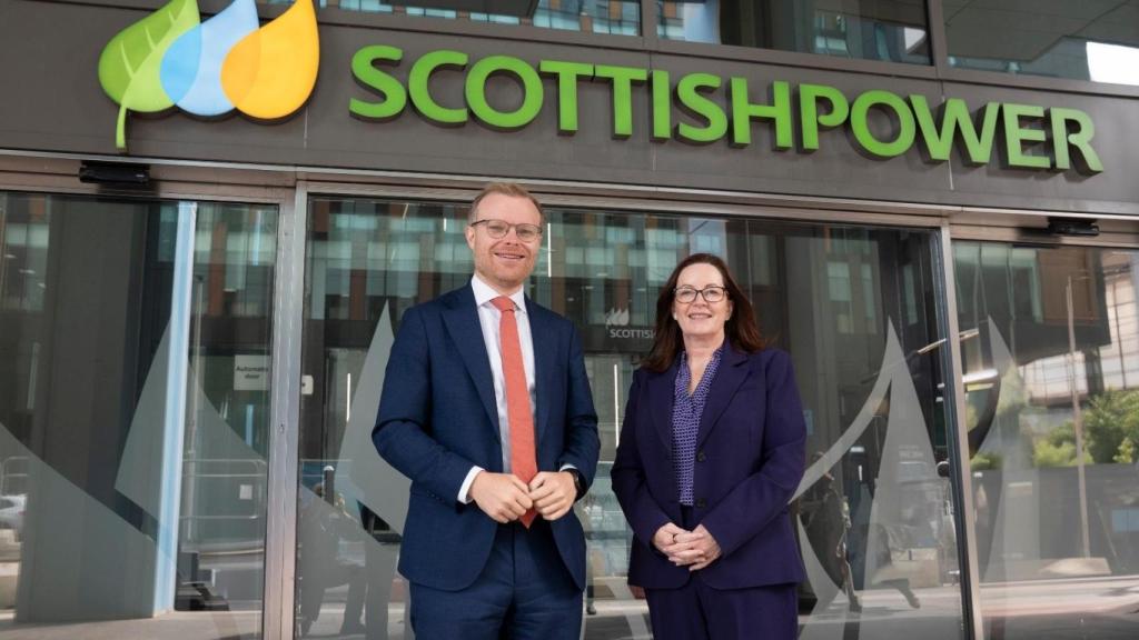 El ministro de Energía del Reino Unido, Michael Shanks y la CEO de SP Energy Networks, Nicola Connelly