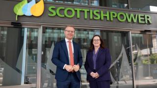 El ministro de Energía del Reino Unido, Michael Shanks y la CEO de SP Energy Networks, Nicola Connelly
