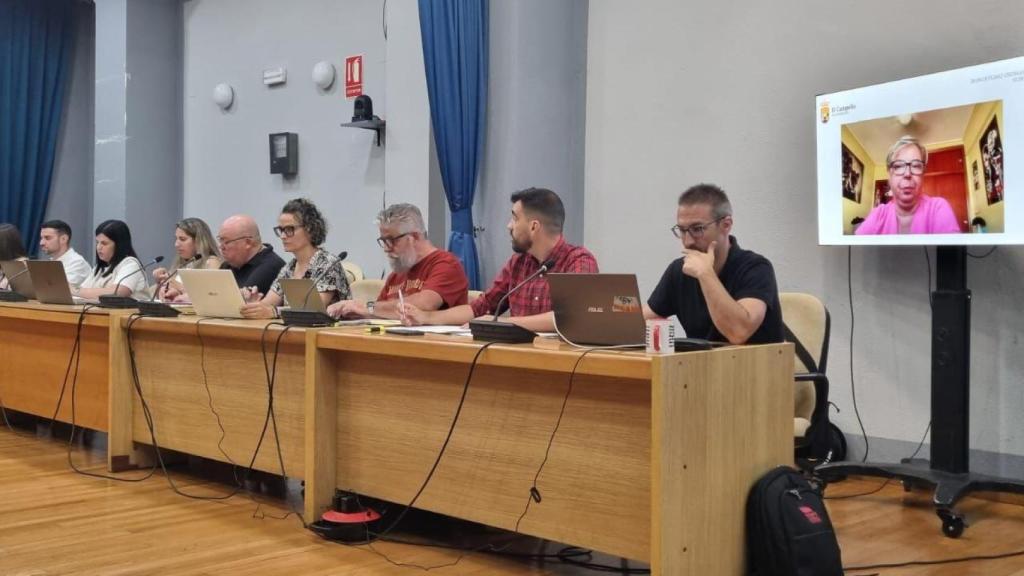 Vicent Vaello, con camiseta roja en el centro, durante el pleno de este jueves.