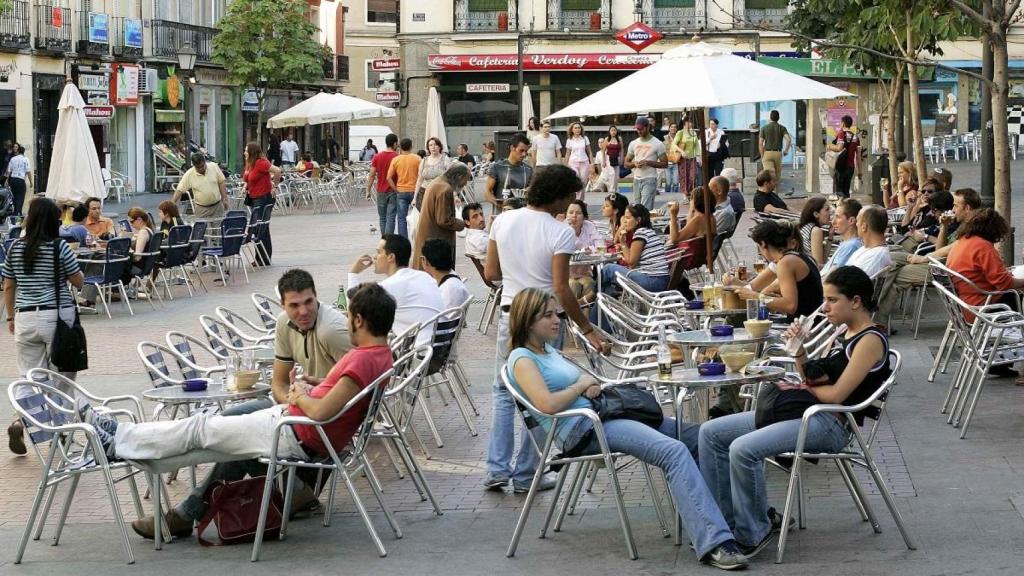 Una terraza de un bar de Madrid llena de gente.