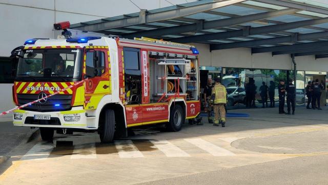 Imagen de bomberos en el incendio de La Fe de Valencia.  Europa Press