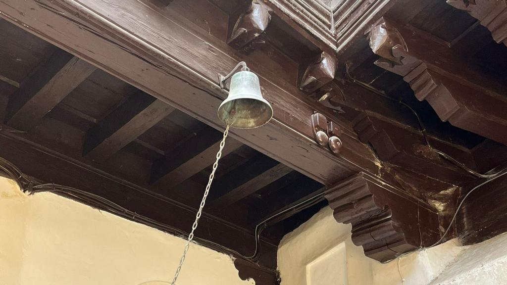 Campana en el patio.