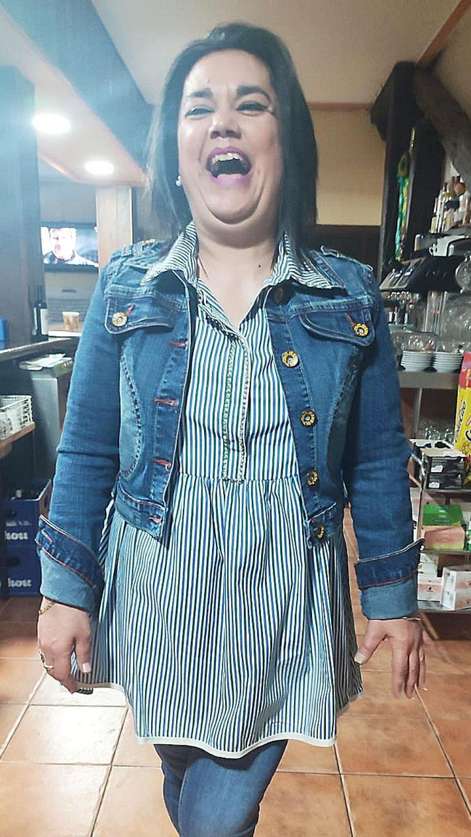 María feliz en su bar