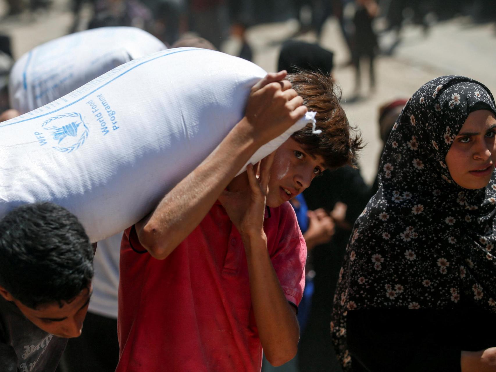 Palestinos en un centro de distribución de ayuda humanitaria en la ciudad de Gaza.