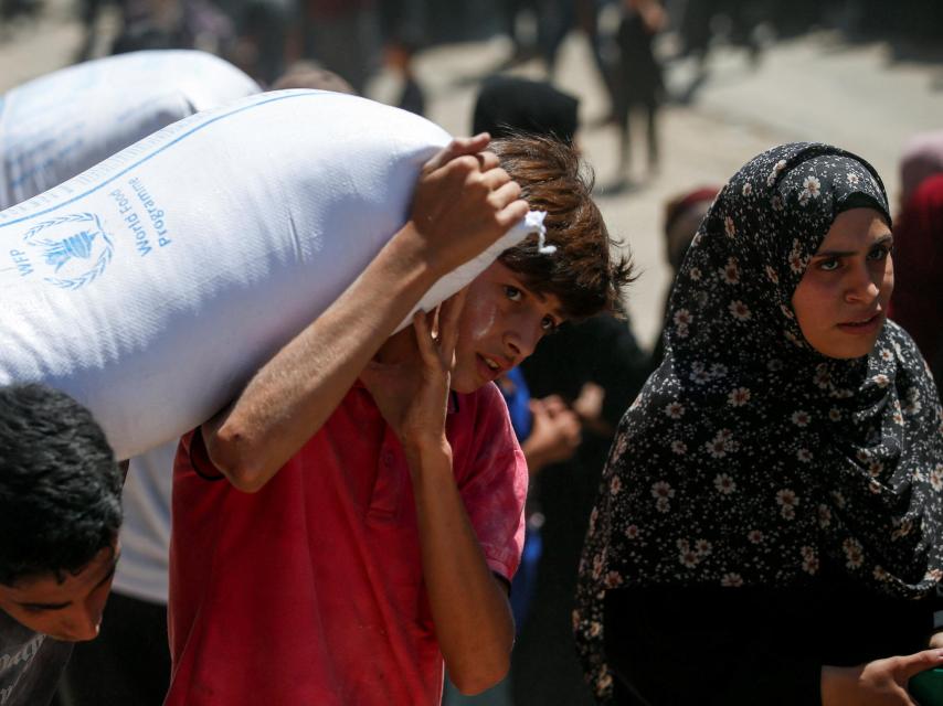 Palestinos en un centro de distribución de ayuda humanitaria en la ciudad de Gaza.