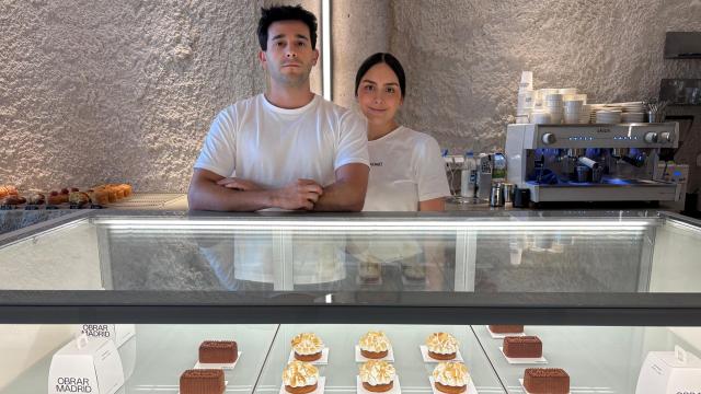 Los jóvenes Miguel Yeste y Gabriela Vera, en el mostrador de su pastelería Obrar.
