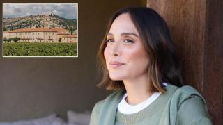 Tamara Falcó en una imagen de redes sociales junto a una fotografía del exterior de Abadía Retuerta