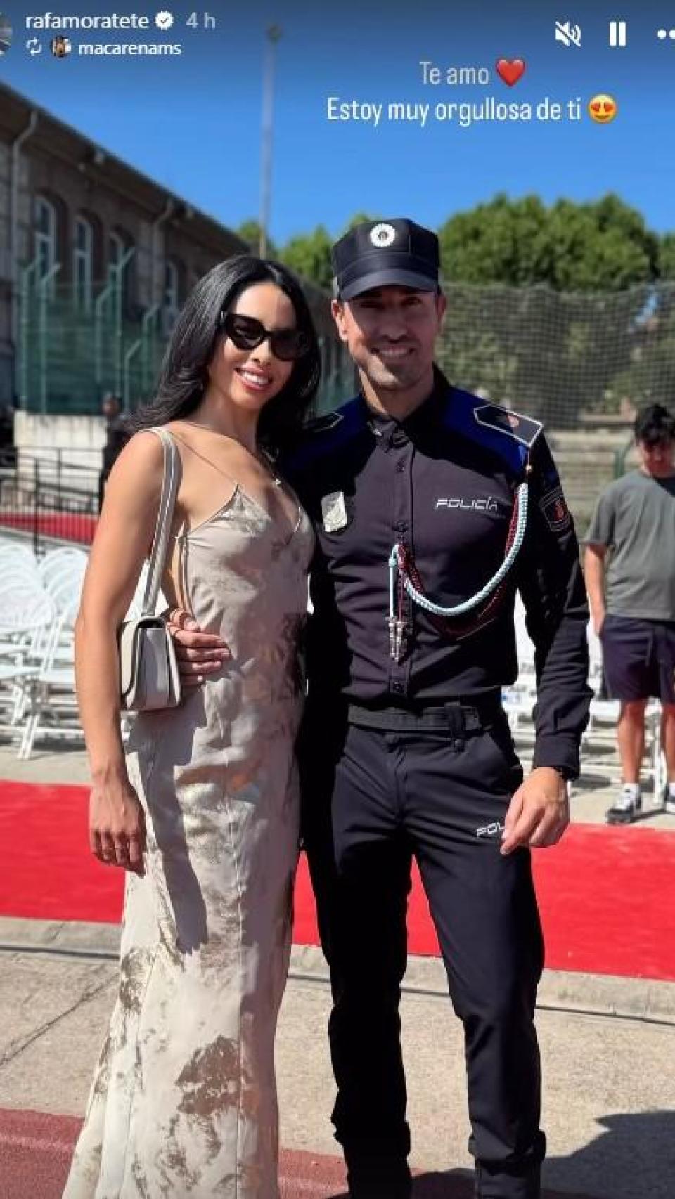 Rafa Mora posando con su pareja, Macarena Millán, este jueves, día 26.