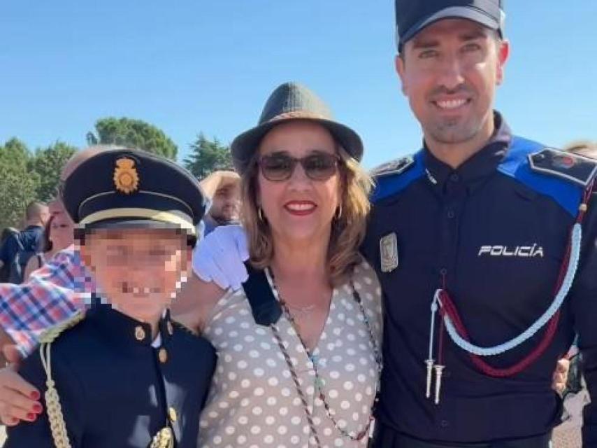 Rafa Mora junto a dos familiares, este jueves, celebrando su cargo.