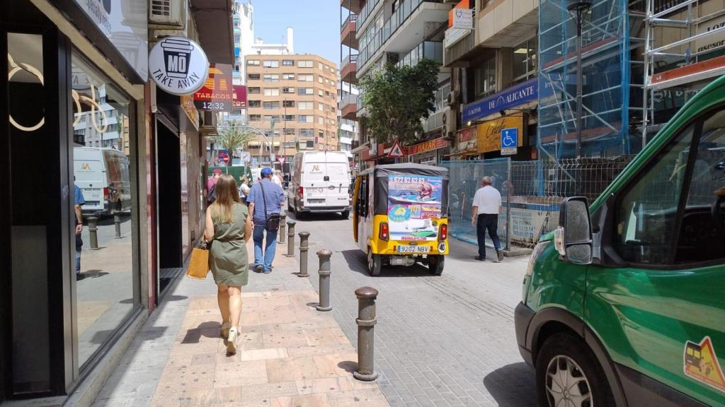 Un tuc tuc accediendo a la Rambla de Méndez Núñez de Alicante.