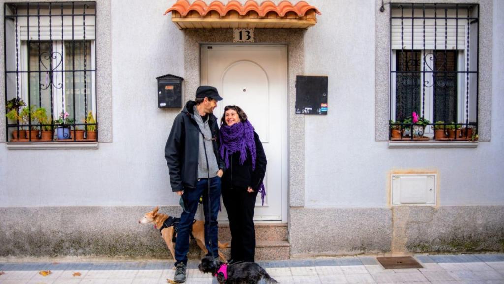 Lorena Regalado junto a su marido y sus dos perras.
