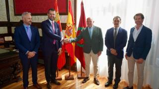 El alcalde de Valladolid, Jesús Julio Carnero, durante su reunión de este jueves con los nuevos dueños del Real Valladolid, Gabriel Solares e Isaac Benzaquen