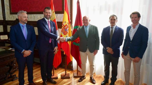 El alcalde de Valladolid, Jesús Julio Carnero, durante su reunión de este jueves con los nuevos dueños del Real Valladolid, Gabriel Solares e Isaac Benzaquen