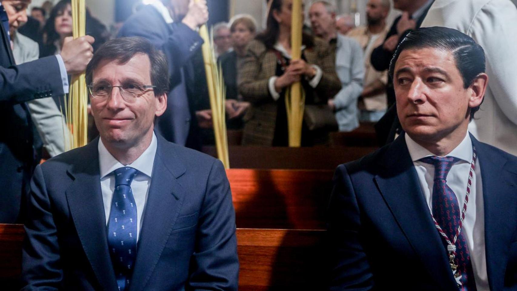 El alcalde de Madrid, José Luis Martínez-Almeida, y el presidente del Pleno, Borja Fanjul.