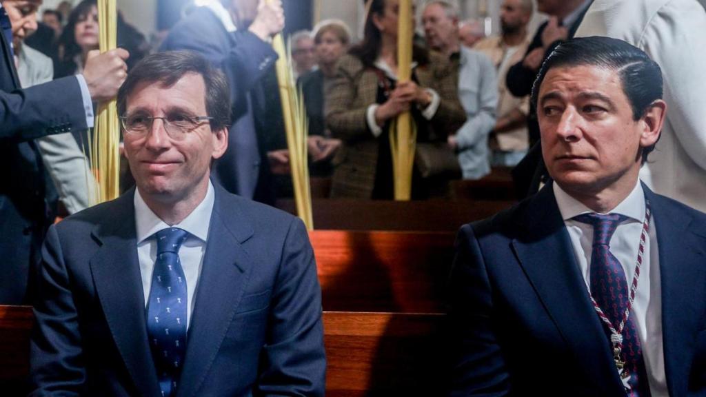 El alcalde de Madrid, José Luis Martínez-Almeida, y el presidente del Pleno, Borja Fanjul.