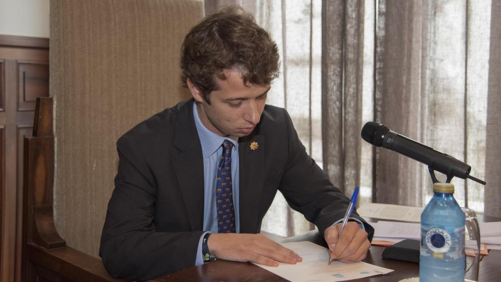 Fernando Frías, firmando.