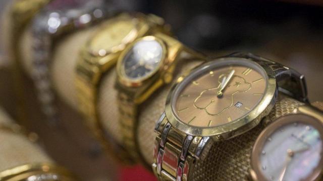 Exposición de varios relojes.