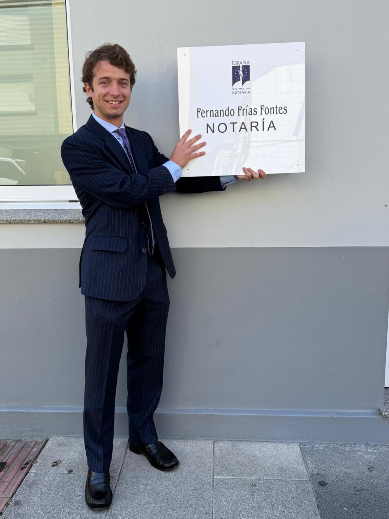 Fernando Frías en su nueva notaría.