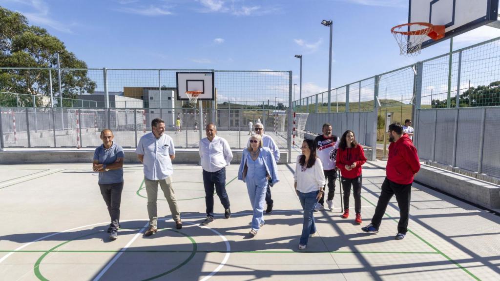 El barrio de Os Rosales, en A Coruña, estrena nuevas pistas multideporte.
