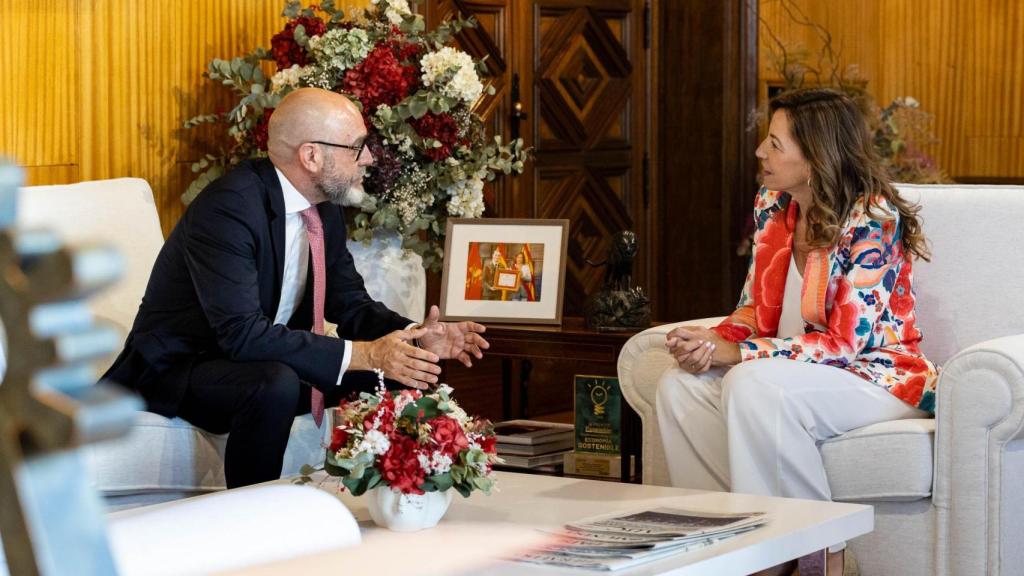 La alcaldesa de Zaragoza, Natalia Chueca, con el cónsul honorario de México en Aragón, Luis Emilio Fernández Ibáñez.