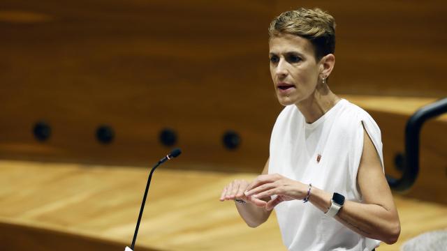 La presidenta del Gobierno de Navarra, María Chivite, este jueves en el Parlamento foral.