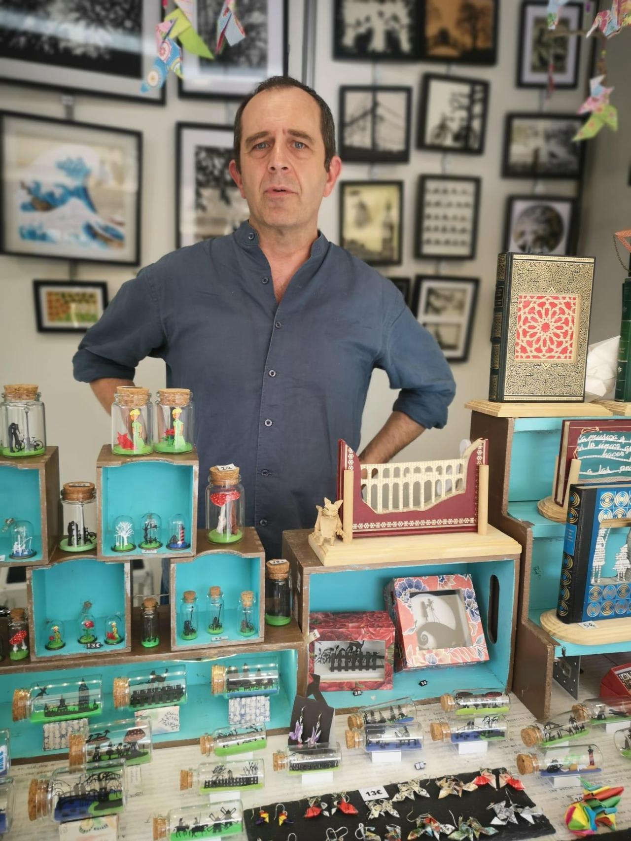 Juan Ángel Cantalapiedra en su puesto de artesanía