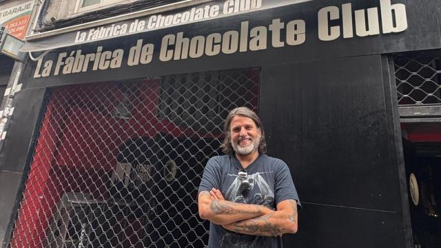 Quique delante de la entrada de La Fábrica de Chocolate.